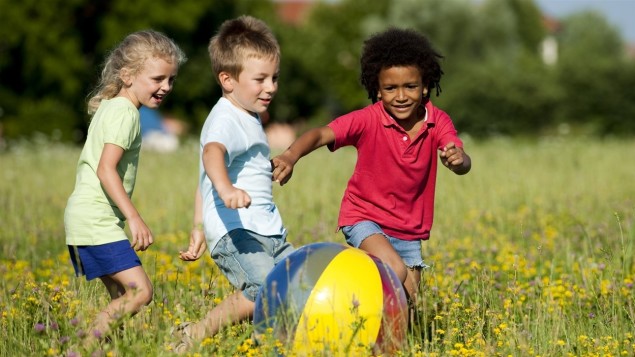 Des enfants jouant à l'extérieur