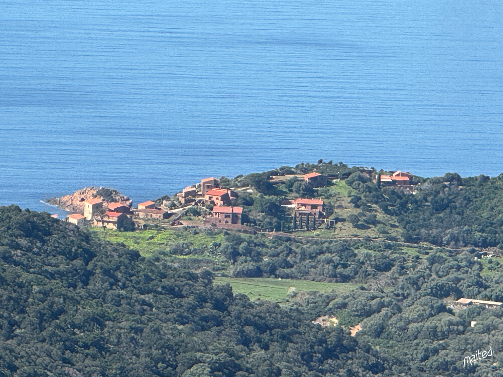 Village de Girolata vu depuis le col de Palmarella