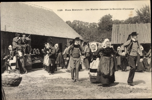 Mariage Bretagne, les mariés dansants la gavotte d'honneur