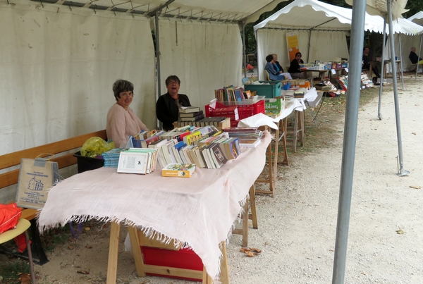  Dans une ambiance très sympathique, la foire aux livres et aux vieux papiers a eu lieu  au jardin de la Mairie