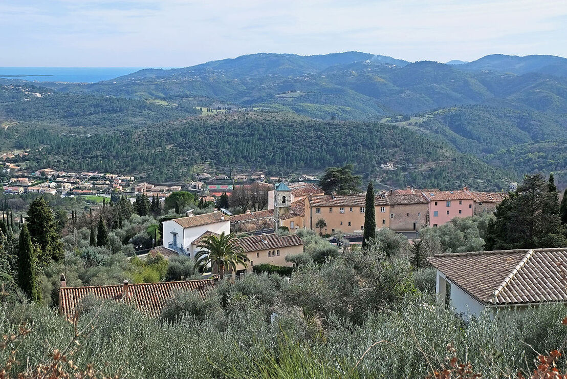 Vue du village depuis une propriété du chemin de Léouvière.
