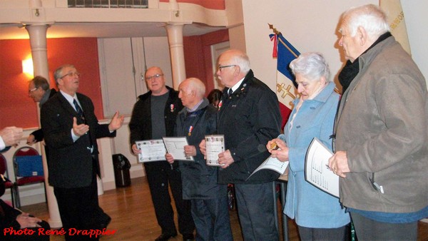 Des médailles ont été remises à certains adhérents du Souvenir français....