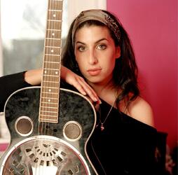 Amy Winehouse: paint it black