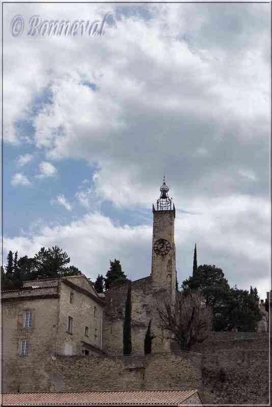 Vaison-la-Romaine Vaucluse le beffroi et son campanile
