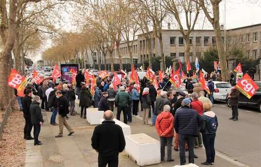 Un rassemblement dans le calme devant la sous-préfecture de Lorient, ce mercredi matin 31 mars 2021.