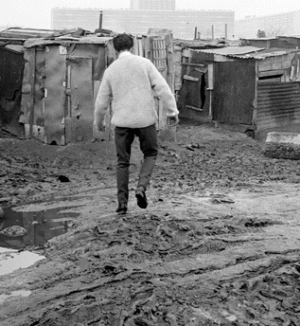 Portugais en 1967 dans un bidonville de la région parisienne