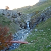 Après avoir franchi la passerelle de Tourmont, regard derrière vers la cascade