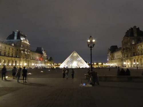 L'extérieur du Louvre