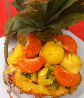 Salade de fruits en coque d'ananas