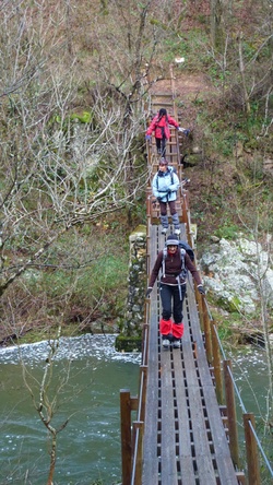 franchissement de la rivière sur une passerelle glissante...