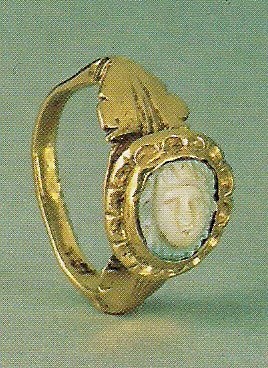 Bague en feuille d'or battu serti d'un camée à tête de M