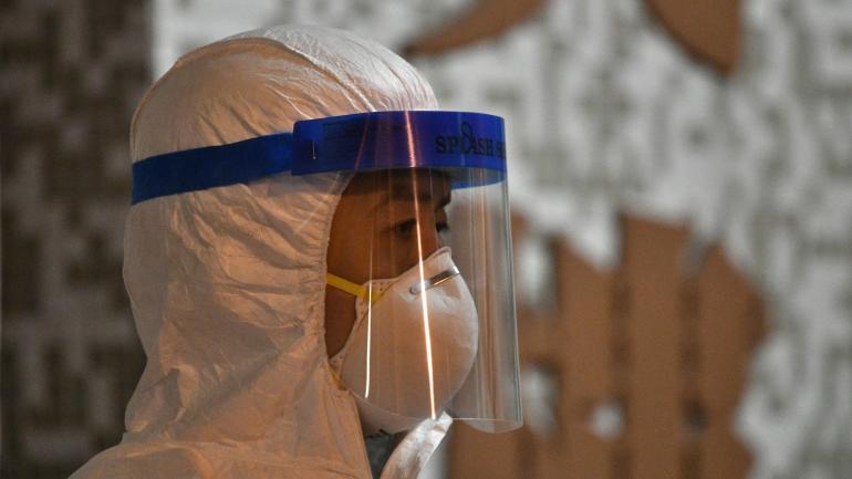 Un membre du personnel médical dans une résidence où deux personnes ont été testées positives au coronavirus, à Hong Kong, le 11 février 2020.