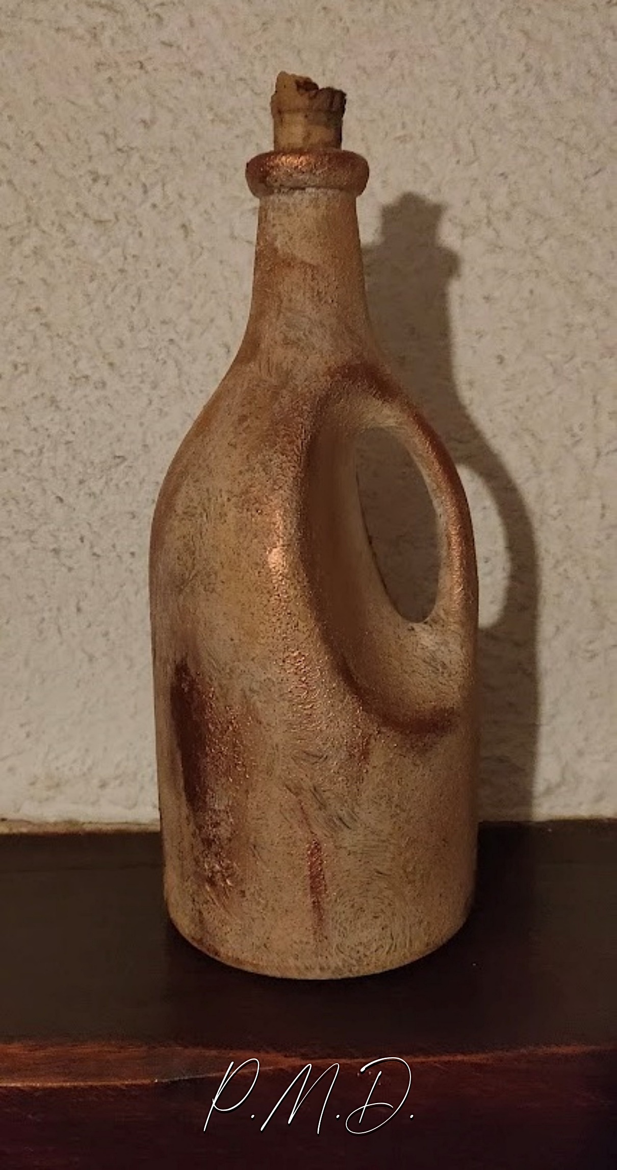 2022 - Bouteille vieillie - Enduit et patine poudre ocre. - ND