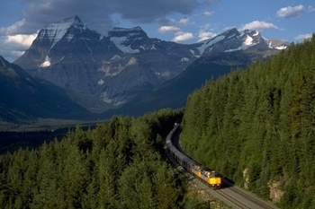 alberta_and_british_columbia_winding_train_panorama_with_mountains_and_forest_678342