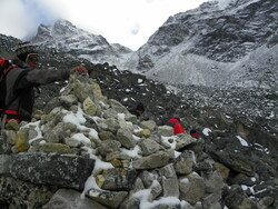 Pasang sur le pierrier au pied du Cho La Pass (5368m)