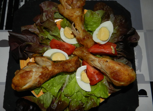 Pilons de poulet sur nid de salade et ses accompagnements