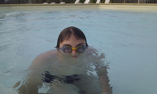 Jules dans la piscine