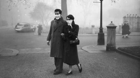 A couple walks the streets of London in November 1953 (Credit: Credit: Monty Fresco/Topical Press Agency/Getty Images)