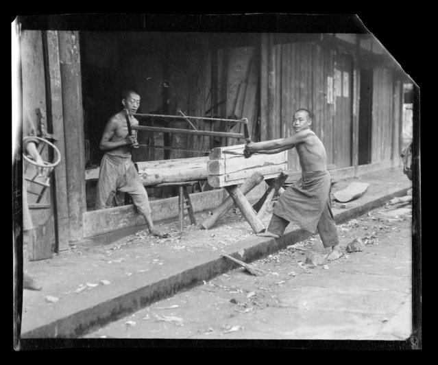 Sawing Coffin Tops. China, Tongchuan (Sichuan Sheng), 1917-1919. (Photo by Sidney David Gamble)