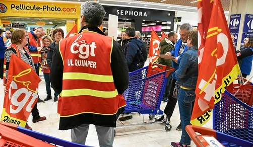 Les grévistes ont érigé une haie de chariots au niveau des portiques de sécurité pour filtrer les entrées.