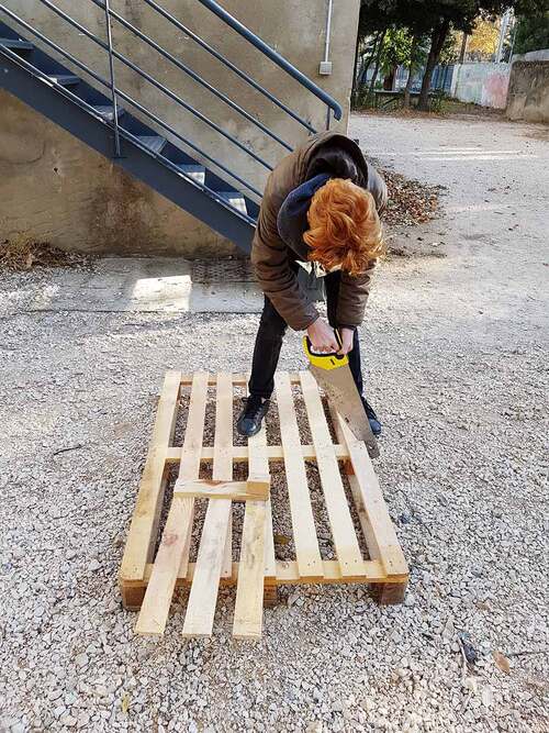 stage "brico truc" à Tarascon (13) avec les jeunes de la salle ados le "Kube". Réalisation et customisation par les jeunes de meubles en materiaux de récup Novembre 2017