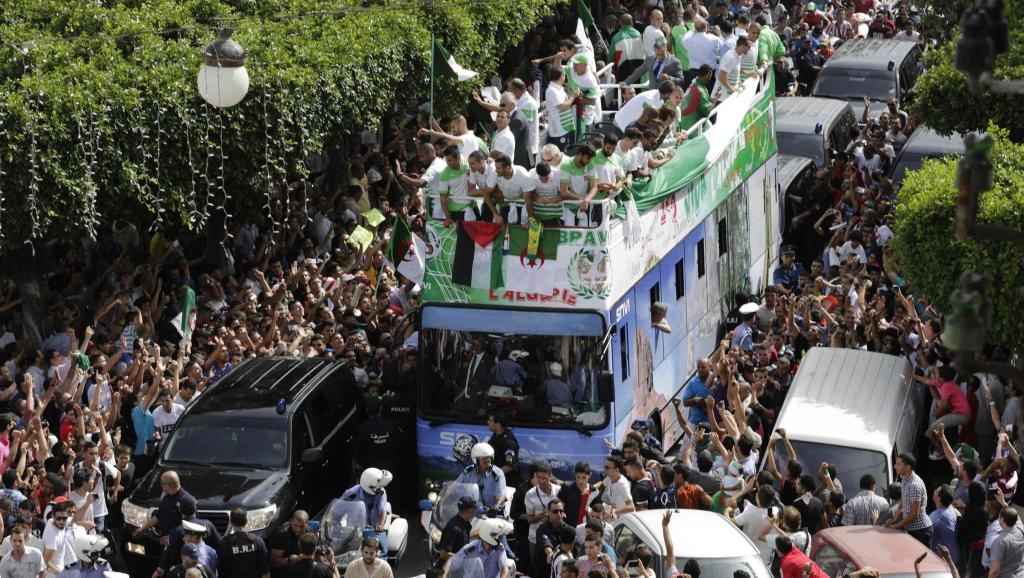 Mercredi 2.7.2014 parade de l\'EN dans les rues d\'Alger après le mundial 2014