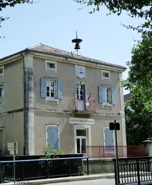 L'école de Montvendre et son clocheton 