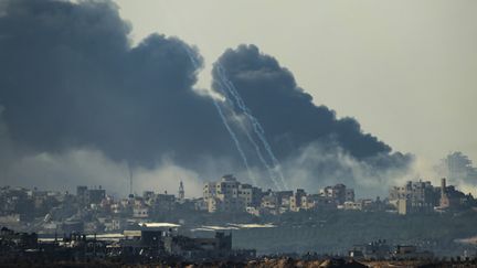 La bande de Gaza est touchées par des frappes israéliennes le 1er décembre 2023. (JOHN MACDOUGALL / AFP)