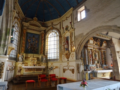 Eglise avec enclos paroissial en Bretagne (photos)