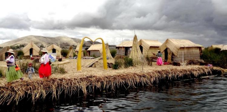 Images du monde : Les indiens des îles flottantes