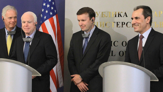 Le Premier ministre bulgare Plamen Oresharski en bon élève heureux, au centre des sénateurs américains John McCain, Ron Johnson (à sa gauche) et Chris Murphy à sa droite), le 8 mai 2014 (photo : Gouvernement bulgare)