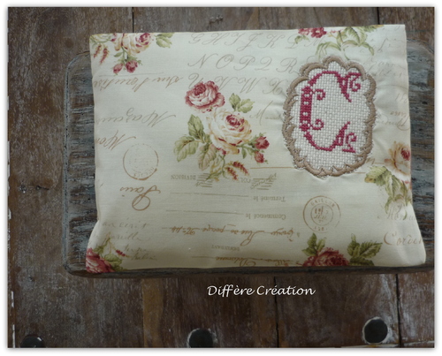 Coussin shabby à emmener partout Monogramme C fait main