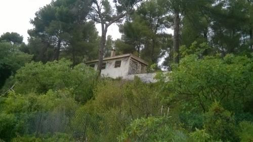 CABANON BUNKER EN SURPLOMB DES VOIES AUTOROUTIERES PENNES MIRABEAU