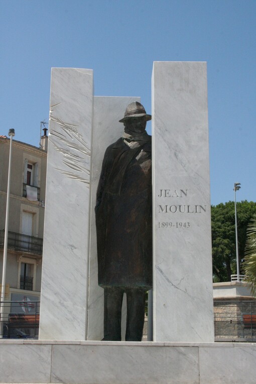 Il n'y a qu'un seul héros à Béziers : Jean Moulin... Une pancarte vue hier au cours d'une manifestation contre le maire extrémiste “Pétain revient, t'as oublié Ménard”
