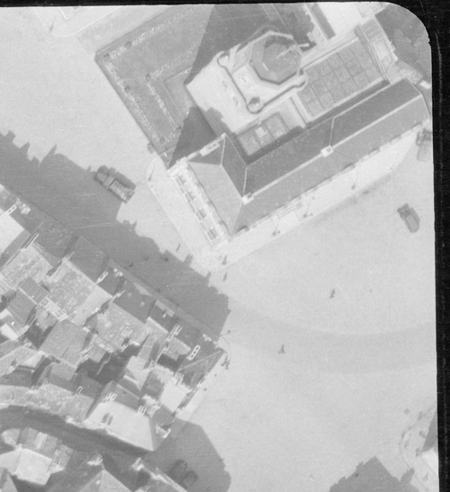 Boulogne-sur-Mer - Centre-ville en 1946, la Grand'Place avec l'Hôtel de Ville et le Beffroi (remonterletemps.ign.fr)