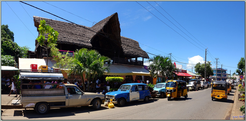 Dans les rues de Hellville : voitures anciennes - Nosy Be - Madagascar