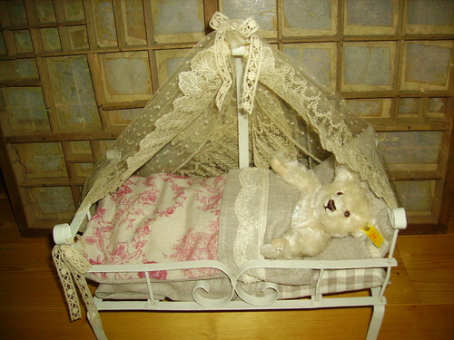 ours Steiff dans un petit lit ancien que j'ai habillé