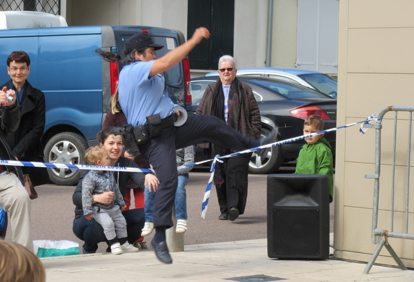 "Las Polis", un spectacle burlesque a été offert aux Châtillonnais sur le parvis du TGB !