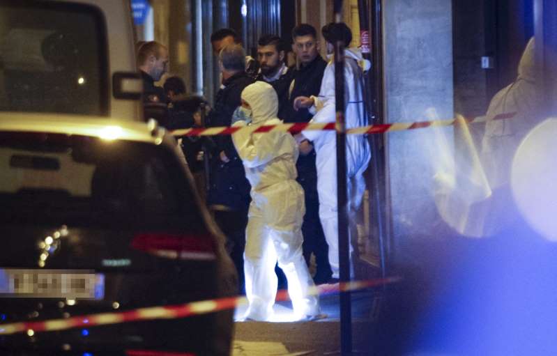 La police scientifique sur les lieux de l'attaque au couteau, à Paris le 12 mai 2018.