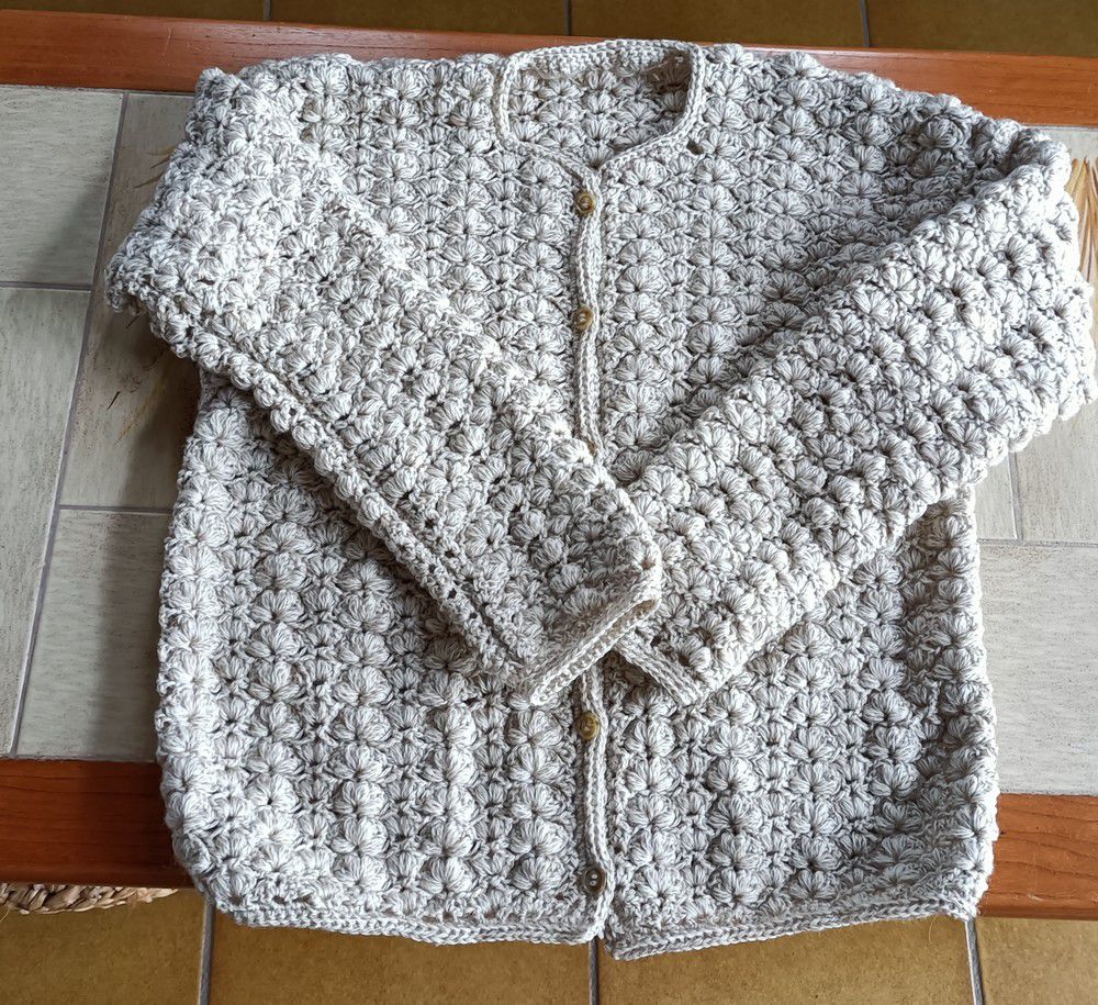 Un blouson beige au crochet...