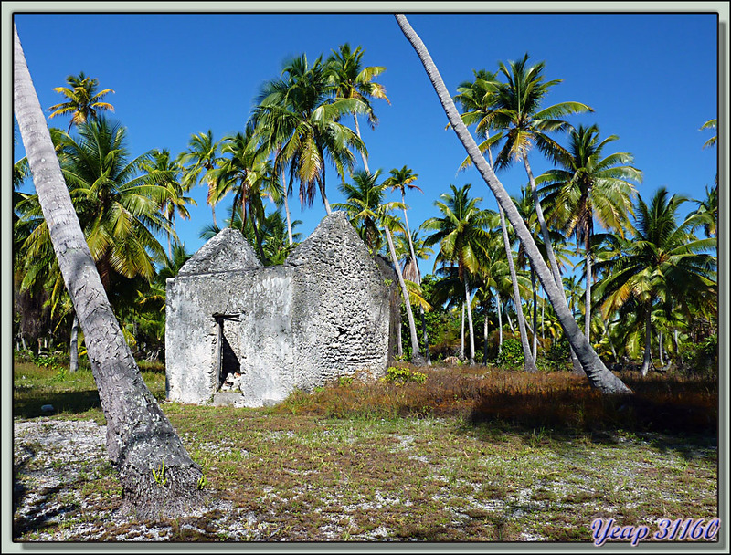 Ancien village de Tetamanu : vestige de la prison "unicellulaire" - Atoll de Fakarava - Polynésie française