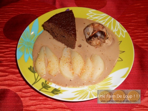 Assiette gourmande : gâteau chocolat, poire, glace et sauce carambar