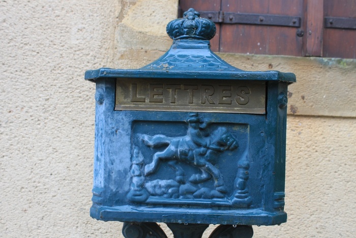 BOITES AUX LETTRES ET PLAQUES DE RUES ...