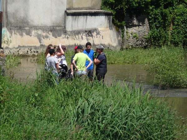Des lycéens de la Barotte ont nettoyé la Seine au centre ville de Châtillon, avec François-Xavier Louchet du  SICEC !