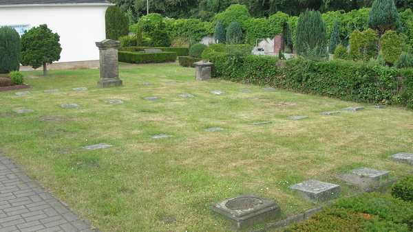 Les tombes de soldats français morts en Allemagne, à Hamm, durant la guerre de 1870, sont actuellement magnifiquement rénovées...