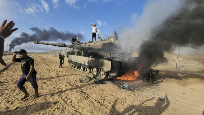 Des Palestiniens près d'un char israélien.