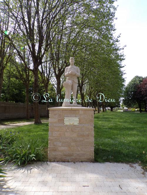 Sainte-Anne d'Auray, les statues de Sainte Anne et Yvon Nicolazic dans le parc
