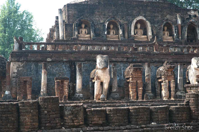 Wat Chang Lom, Le chedi aux éléphants - Les éléphants  en structure brique et stuc sont en mauvais état de conservation.