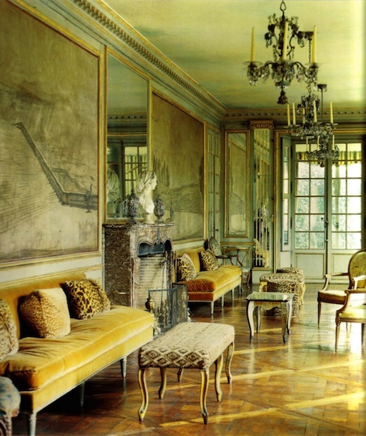 According to de Wolfe, animal prints belonged alongside French antiques. 