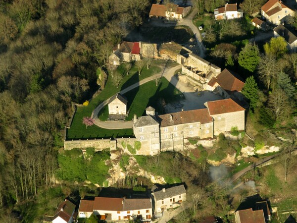 Châteaux et maisons fortes vus du ciel par Jean Ponsignon et Jean-Pascal Dufour